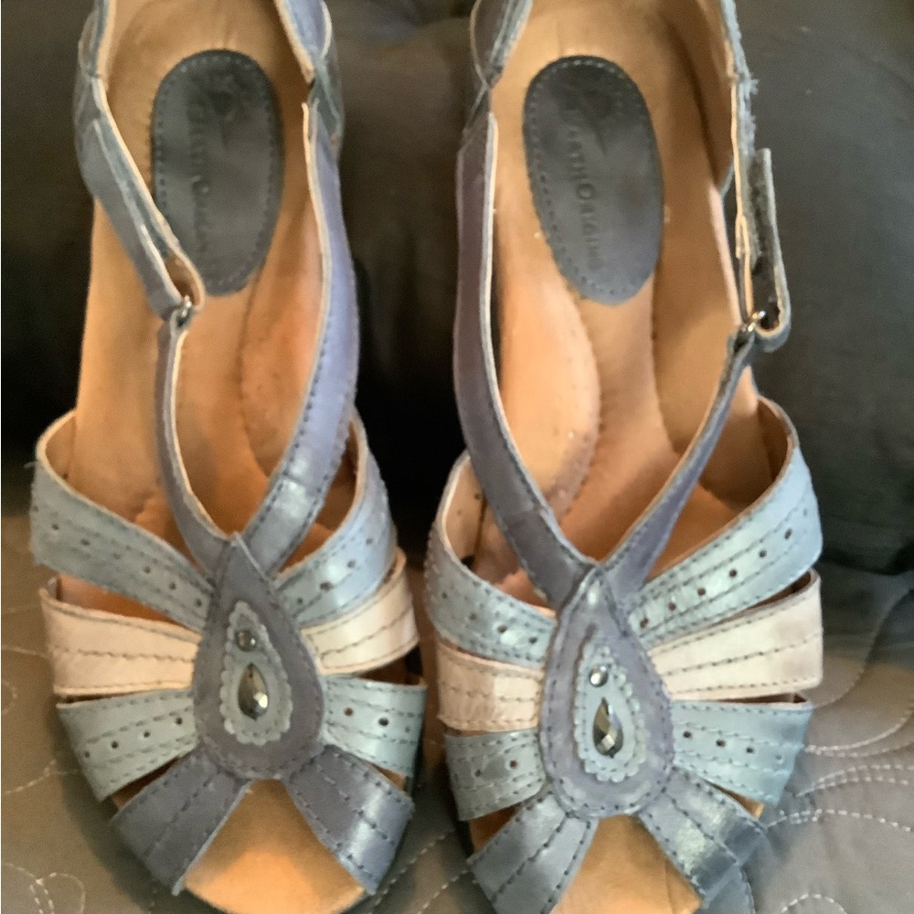 Earth Orgins ladies sandals, labeled a size 6 1/2 wide but really more of a 7